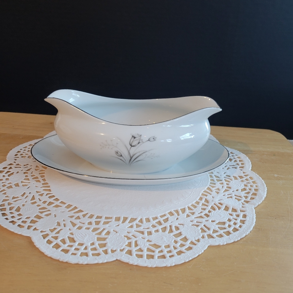 Creative Royal Elegance Gravy Boat with Attached Underplate Vintage Discontinued